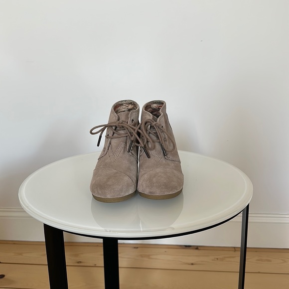 NWOT Tom's Desert Wedge Taupe Suede Ankle Bootie - Picture 3 of 6